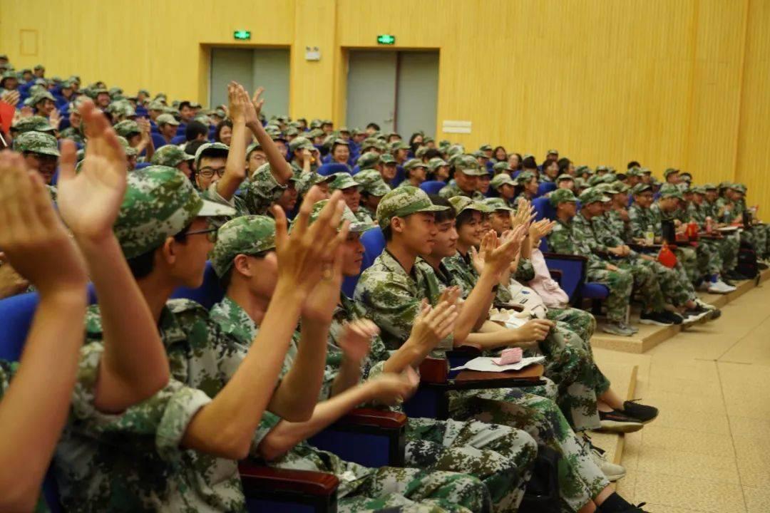 高中生因收取外送食物而被退学，这个惩罚是否过重？游戏画面